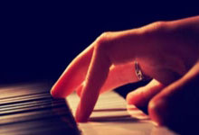 虹口足球場地鐵站現“江蘇是冠軍”廣告牌.